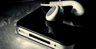 headphones-i-phone-iphone-iphone-4-ipod-music-Favim.com-57217